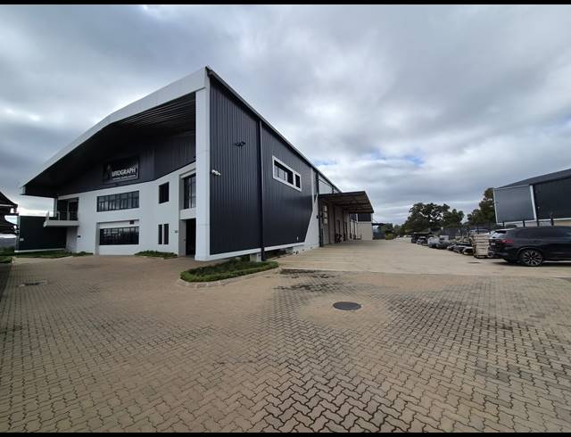 3,500M² WAREHOUSE TO LET IN LONGLAKE